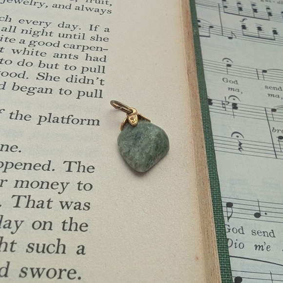 Green and Gold Necklace with Elegant Design - Picture 5 of 6